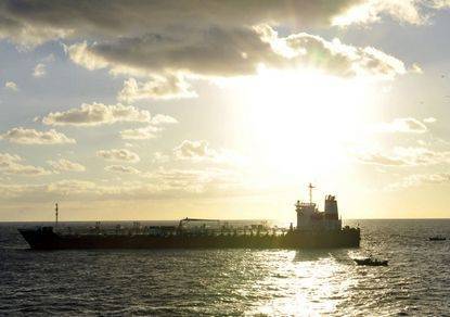 Нападение на танкеры у берегов Омана привело к росту цен на нефть
