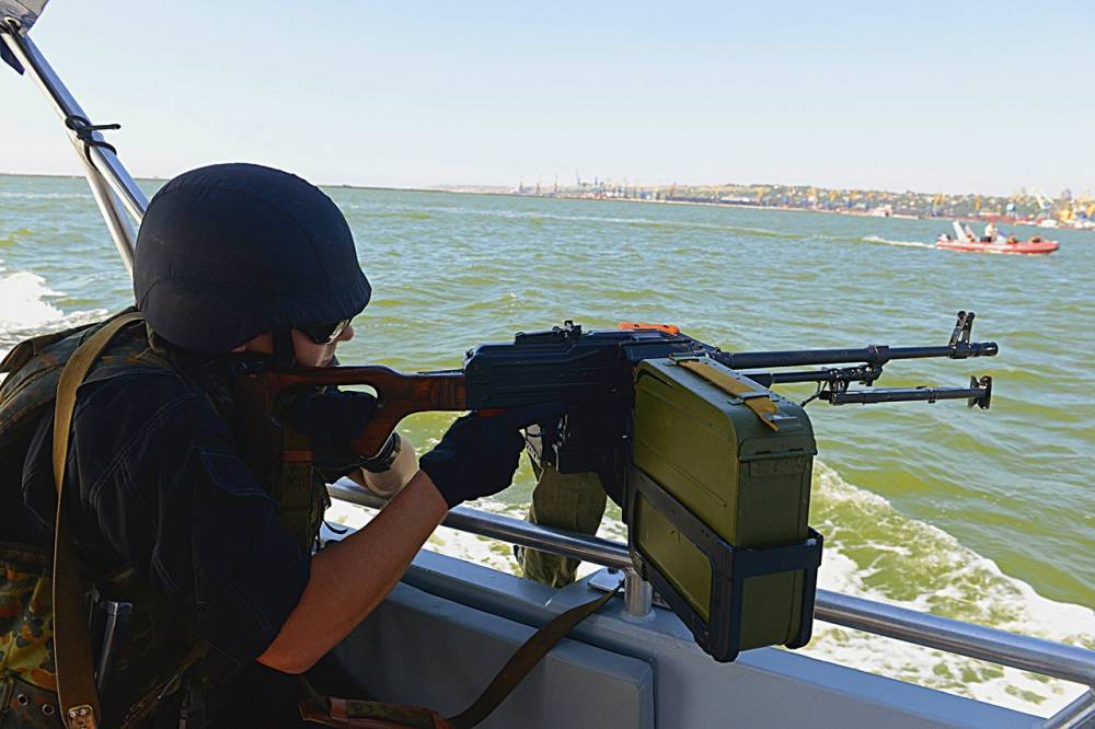 Украинские пограничники провели учения на побережье Азова