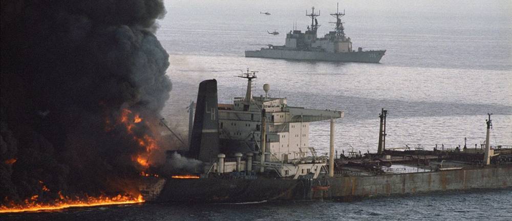 В Оманском заливе атакованы два нефтяных танкера: одно судно затонуло