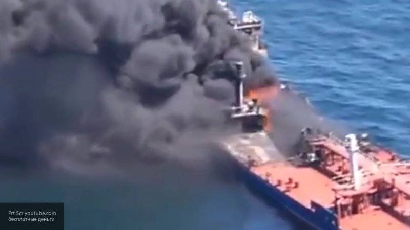 Около 75 тысяч тонн нафты находится на борту горящего танкера в Османском проливе