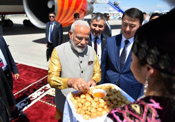 Президенты Узбекистана, Афганистана и премьер Индии прибыли в Киргизию