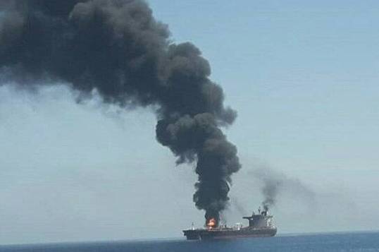 Атакованный в Оманском заливе танкер затонул после попадания торпеды