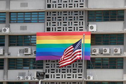 Посольства США вывесили запрещенные Трампом флаги ЛГБТ