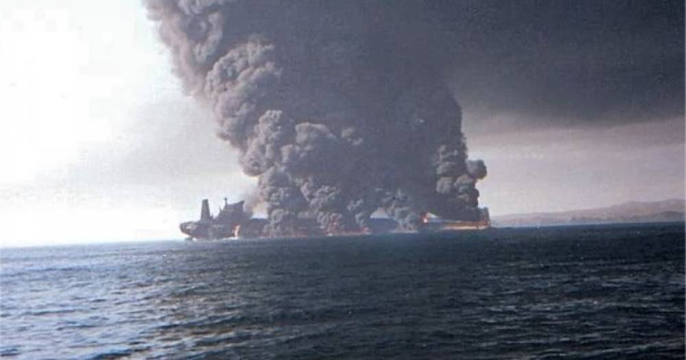 В Оманском заливе атаковали два нефтяных танкера. СМИ сообщают о взрывах