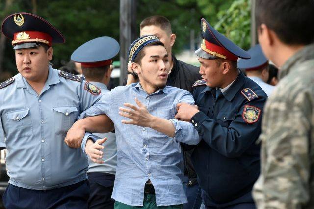 В Казахстане правоохранители задержали почти тысячу участников протестов