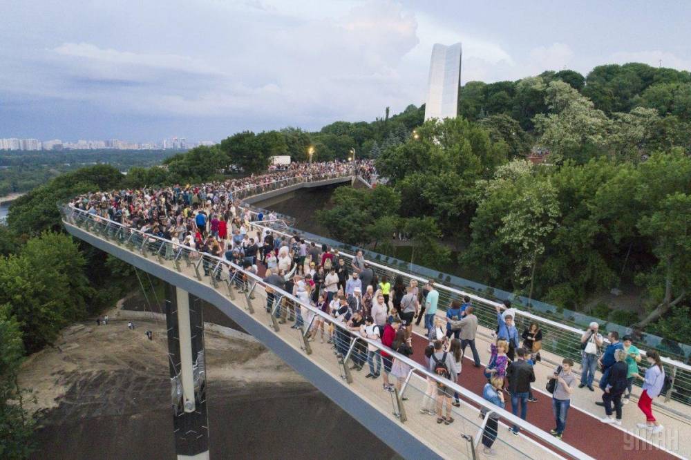 В Киеве на сутки закрыли новый пешеходный мост