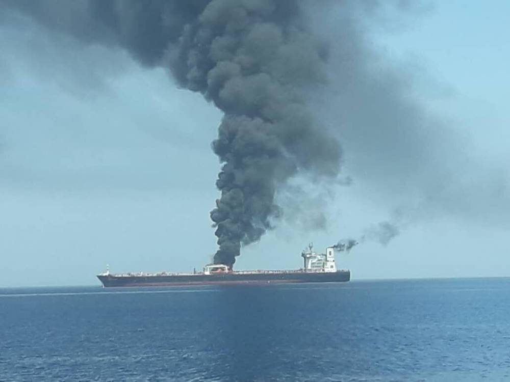 Затопление танкера в Оманском заливе опровергли, он продолжает гореть