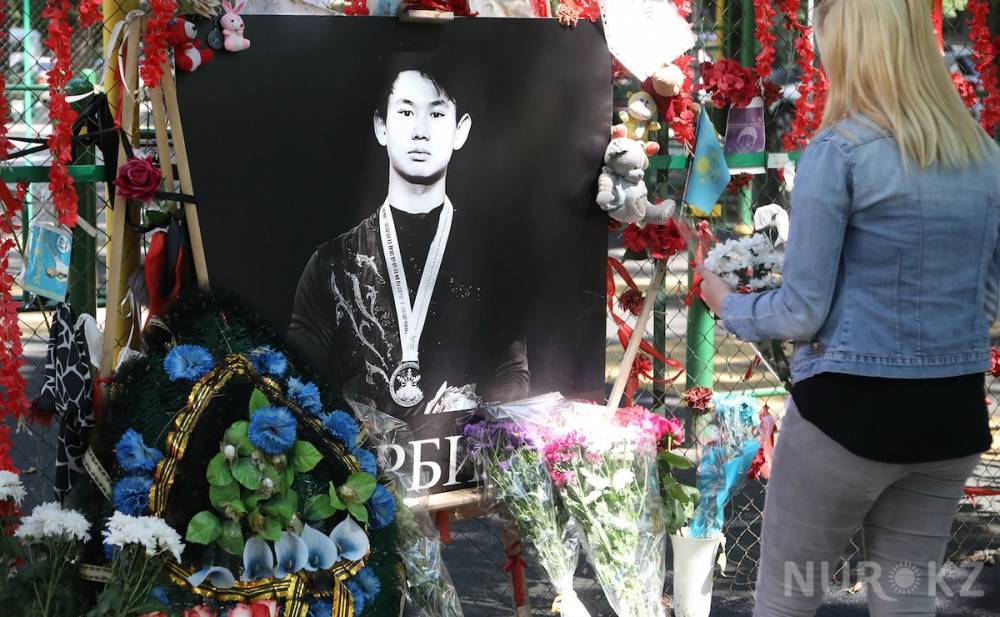 "Великий человек покинул нас": алматинцы несут цветы к месту гибели Дениса Тена (фото)