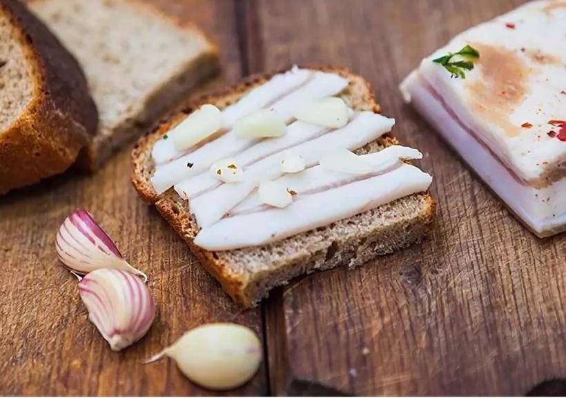 На Украине за года бутерброд с салом и чесноком подорожал на 17%
