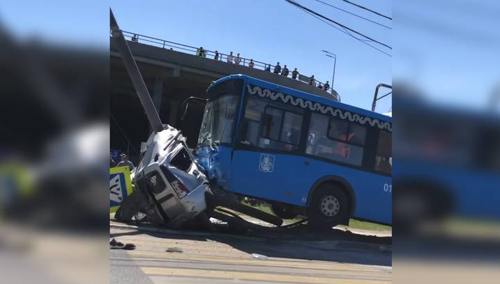 На юго-западе Москвы рейсовый автобус вмял легковушку в столб