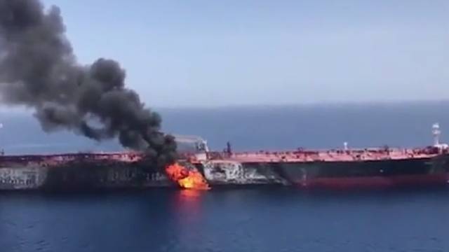 Полыхающий в Оманском заливе танкер сняли с воздуха