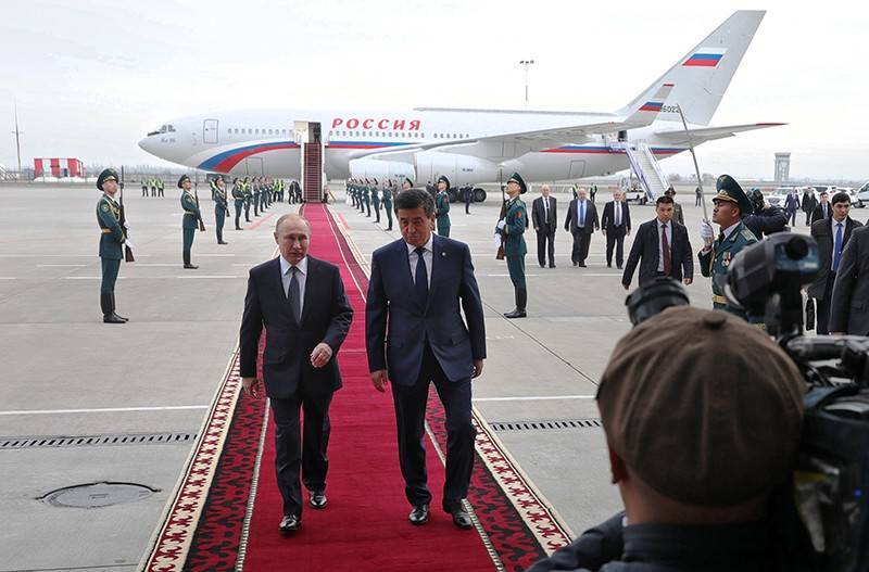 Путин и глава Киргизии провели встречу в аэропорту