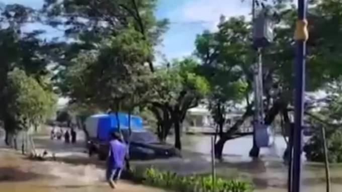 Видео из Индонезии:Тысячи людей покинули свое жилье из-за наводнений и оползней
