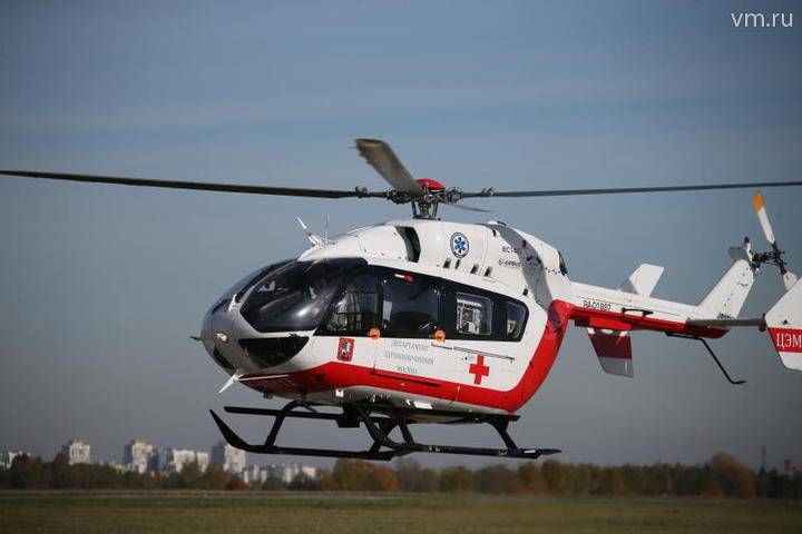 Вертолет эвакуировал девушку, пострадавшую в ДТП на улице Академика Корнилова