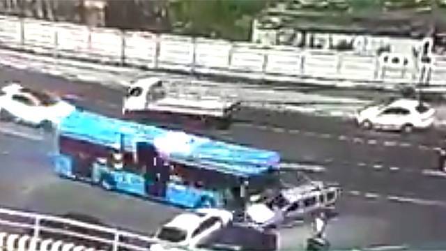 Камеры сняли столкновение автобус с легковушкой в Новой Москве, где пострадали четверо