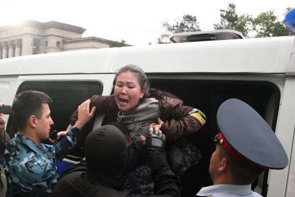Девять журналистов были задержаны во время митингов в Казахстане
