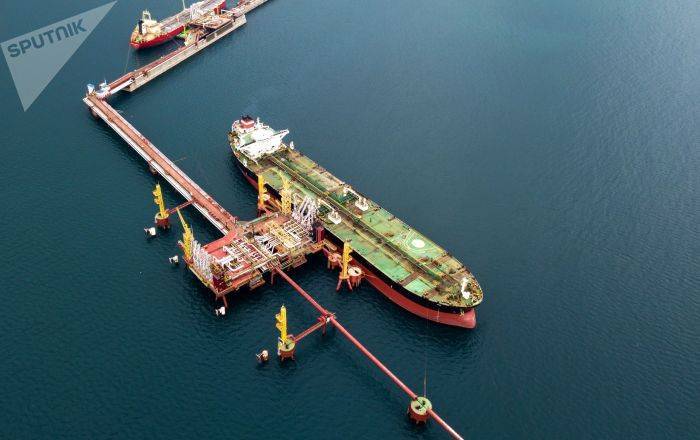 В Оманском заливе атакованы нефтяные танкеры – один затонул