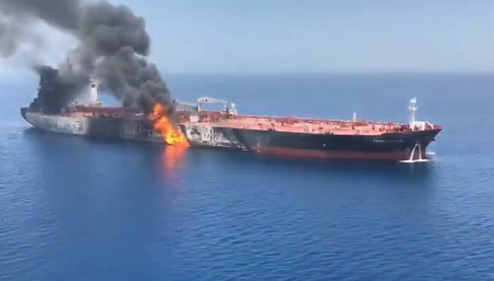 Горящий в Оманском заливе танкер с нефтяным спиртом сняли на видео