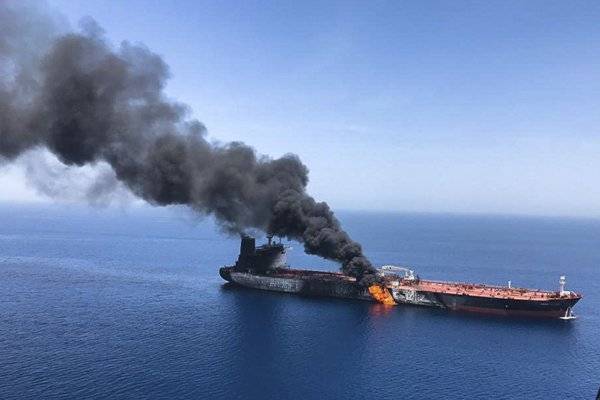 СМИ: В один из танкеров в Оманском заливе, предположительно, попала торпеда