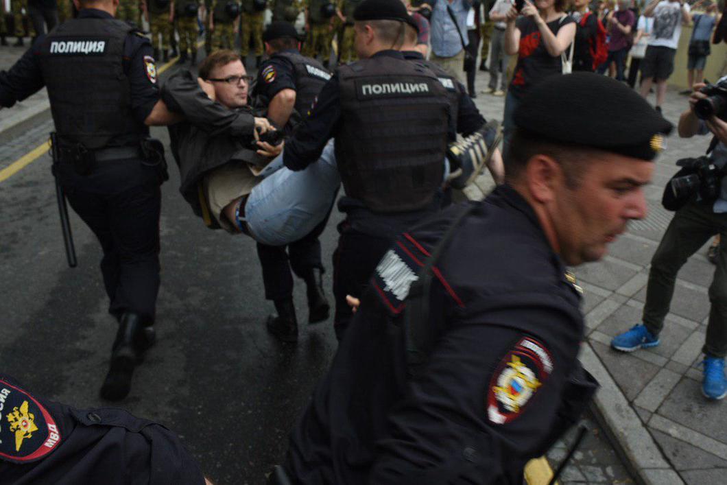 Участника марша 12 июня в Москве оштрафовали на 150 тысяч рублей