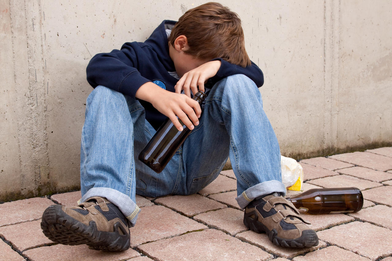 Медики хватаются за голову: половина подростков регулярно употребляет алкоголь. Но и это не самое страшное