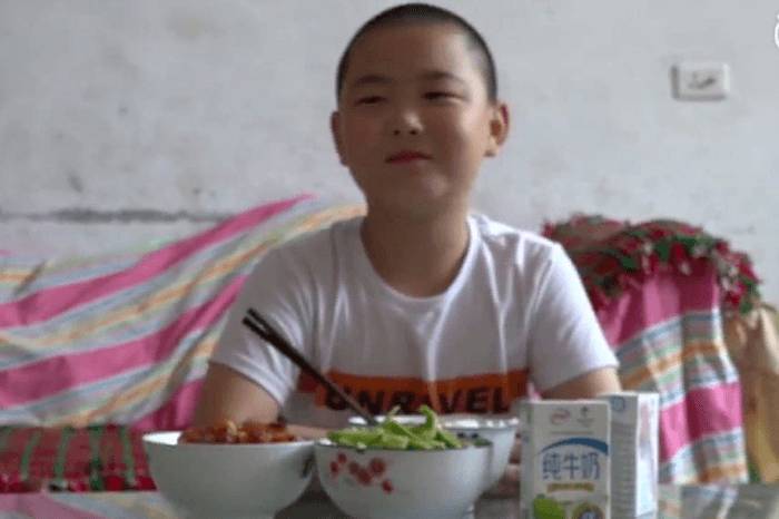 Китайский школьник ест по 5 раз в день, чтобы успеть растолстеть и спасти отца