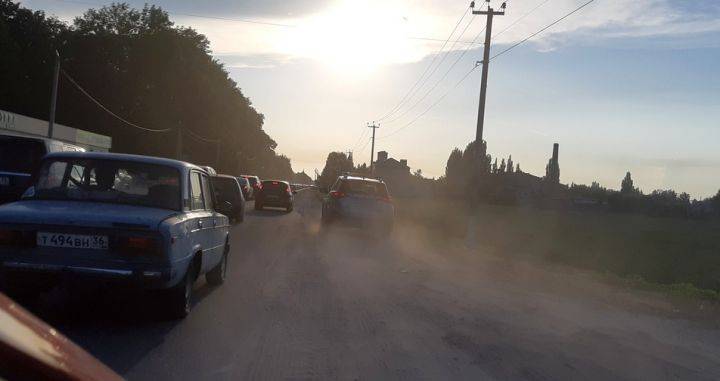 Воронежцы жалуются на пробки из-за обочечников на въезде в город