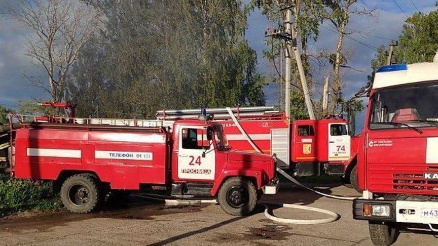 Крупный пожар в Проснице тушили 10 пожарных расчетов