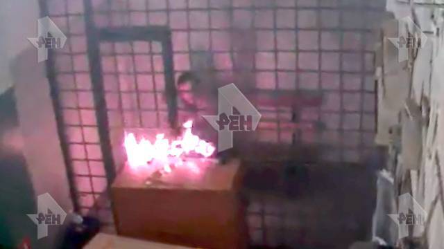 Камера наблюдения сняла, как задержанный устроил грандиозный пожар в полиции в Петербурге