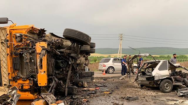 В результате столкновения ВАЗ и грузовика в Ингушетии погибли три человека