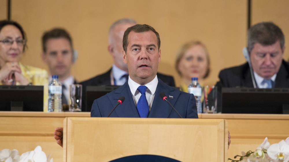 "Полёты не выполняются, запуски переносятся": Медведев раскритиковал космическое ведомство Рогозина