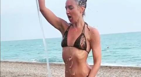 Видео: Ольга Бузова эротично приняла душ на пляже