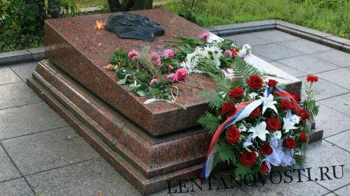 Ничего святого: на Украине собираются уничтожить могилу героя СССР