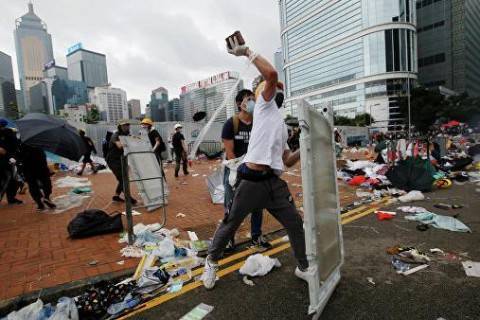 В Гонконге закрыли правительственные учреждения из-за митингов