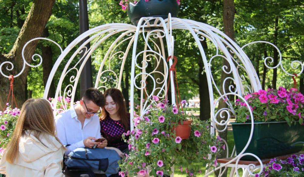 В Александровском саду представили цветники к Году театра