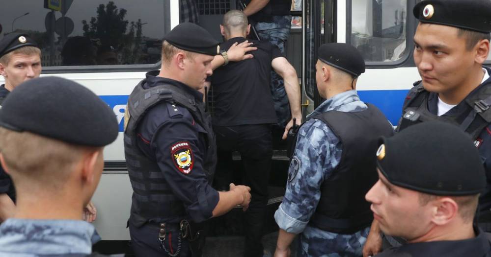 Задержанный в РФ во время акции украинец покинул суд, ушел от копа и просто поехал домой