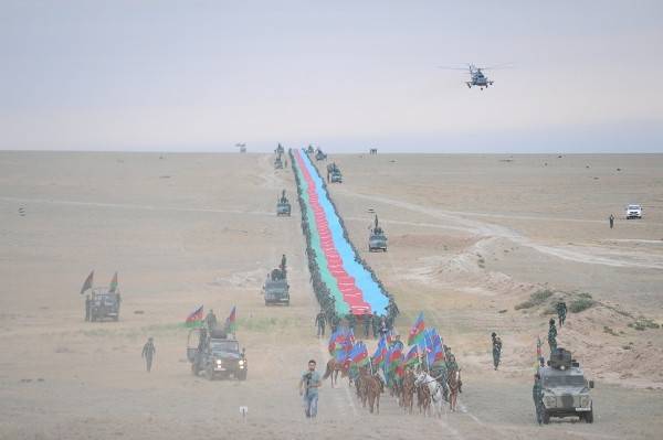 В Азербайджане прошло шествие государственного флага перед Днём спасения