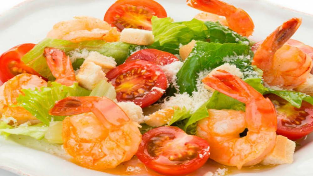 Вкусный салат «Цезарь», рецепт приготовления с креветками и соусом