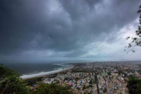 В Индии из-за циклона эвакуировали около 300 тысяч человек