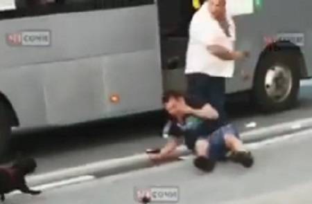 Видео: в Сочи водитель маршрутки избил устроившего дебош пассажира