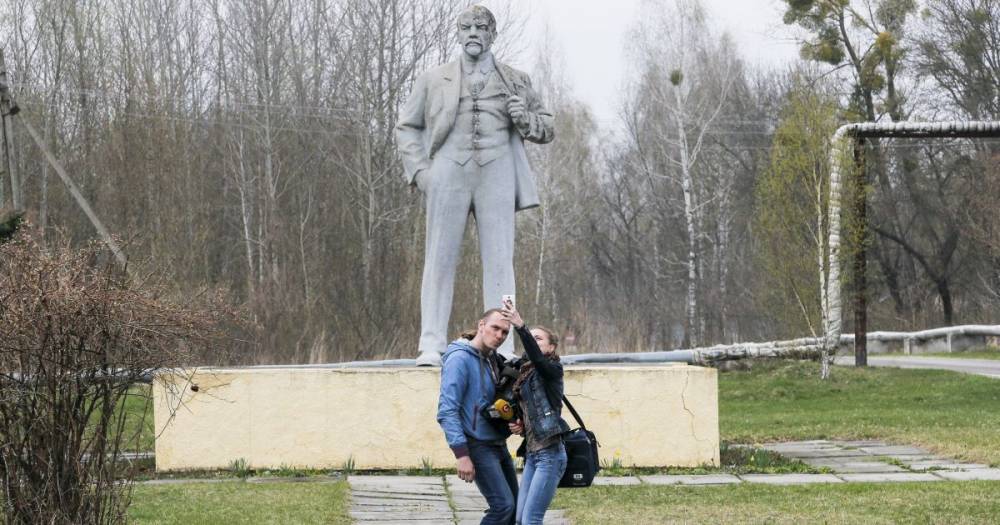 В Припяти туристы делают неуместные селфи и эротические фото. Продюсер "Чернобыля" обратился к ним