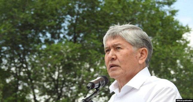 Половина депутатов парламента Кыргызстана выступает за лишение неприкосновенности Атамбаева