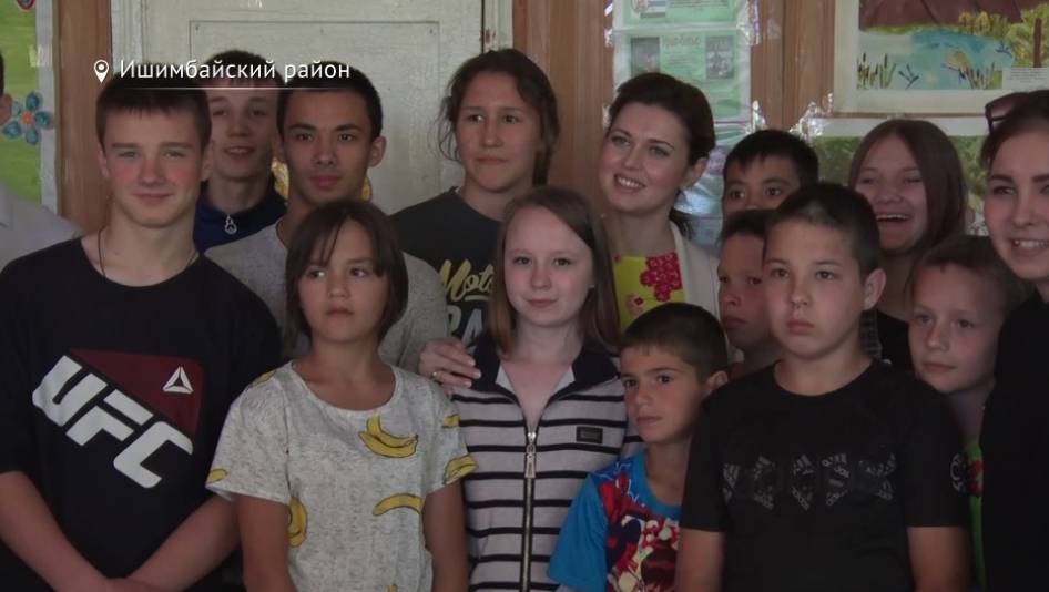 Каринэ Хабирова навестила детей из детдома в лагере «Дружба»