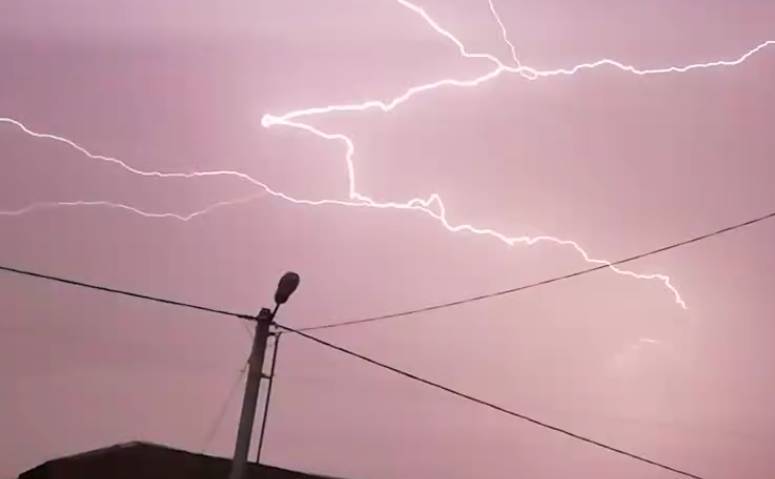 Житель Смоленской области снял на видео молнию
