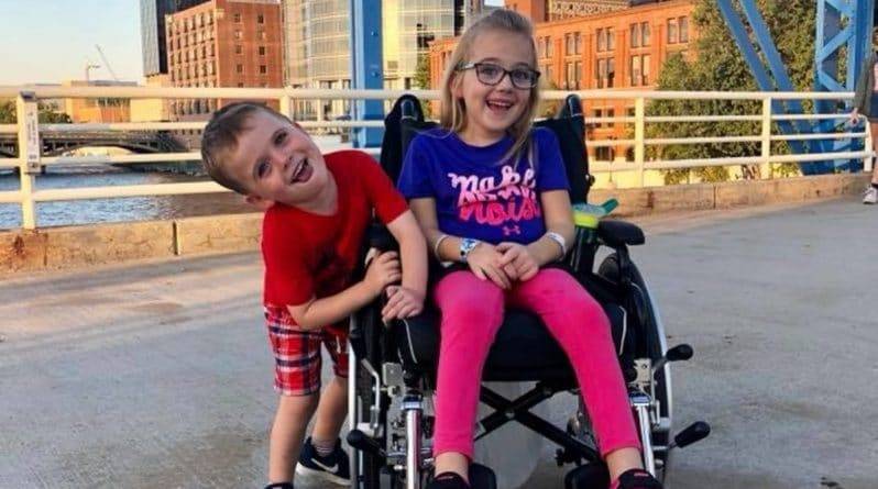 Девочка 7 лет, парализованная загадочной болезнью, похожей на полиомиелит, сделала первые шаги год спустя