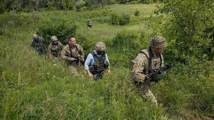 "ВСУ управляют американцы". Сербский снайпер о марионетках в украинской армии