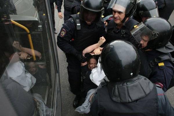 В России вновь задерживают протестующих