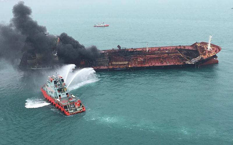 Посольство прояснило судьбу россиян с горящего у берегов Ирана танкера