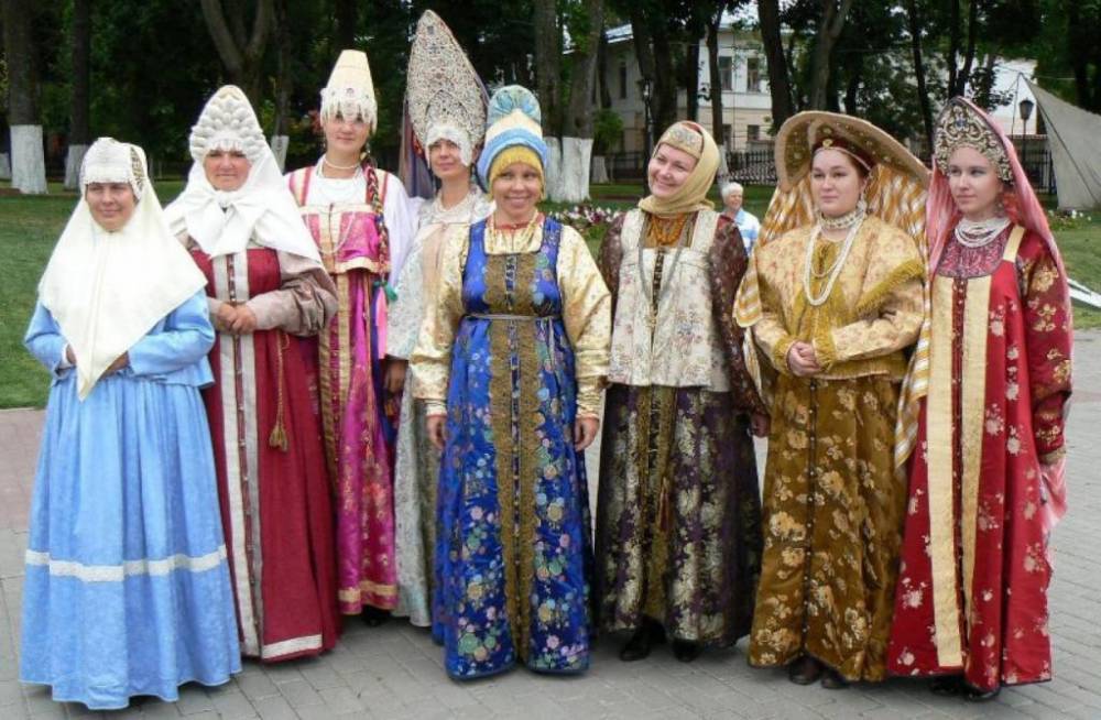 Ученые рассказали, зачем русские женщины носили много юбок под сарафаном