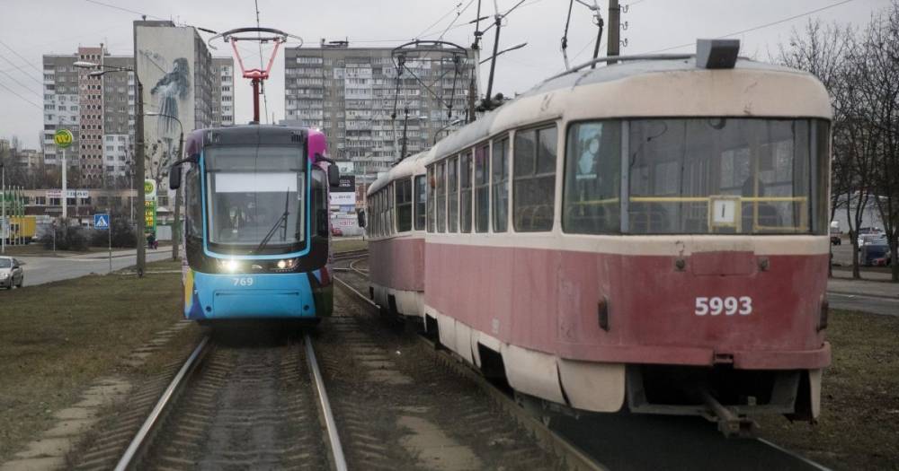 Работа для супергероев: в кабинах водителей киевских трамваев, троллейбусов и маршруток жара достигает +53 С